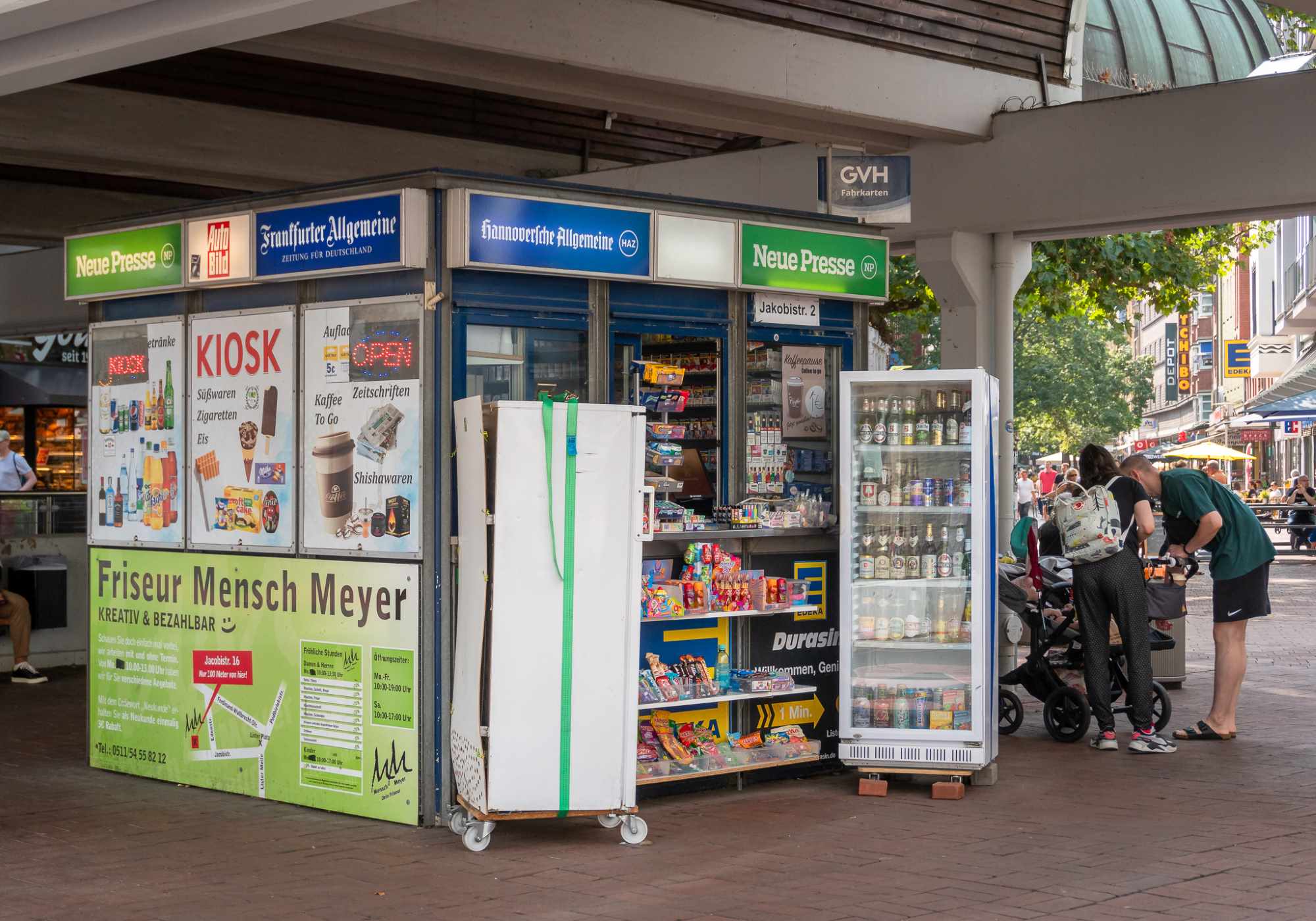 Buedchen-an-U-Bahn-2