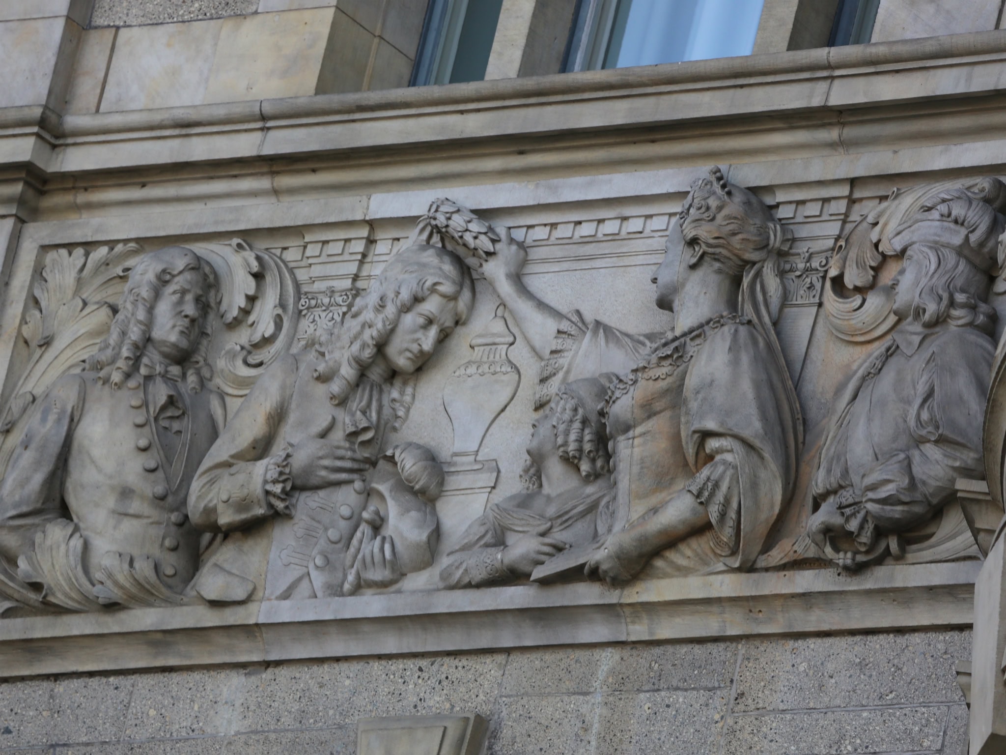 Fries-am-Neuen-Rathaus_LG