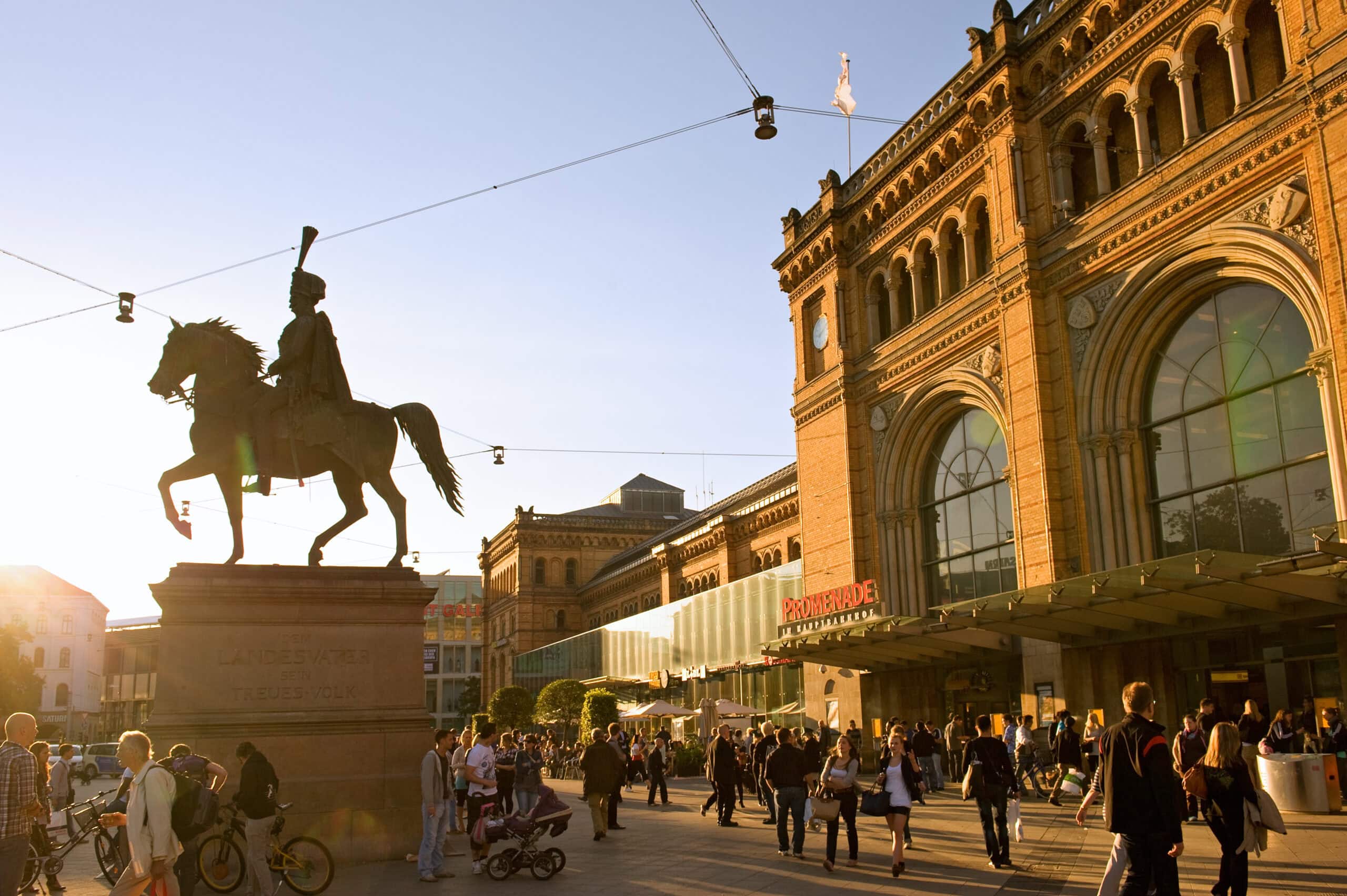Hauptbahnhof mit Statue Ernst August