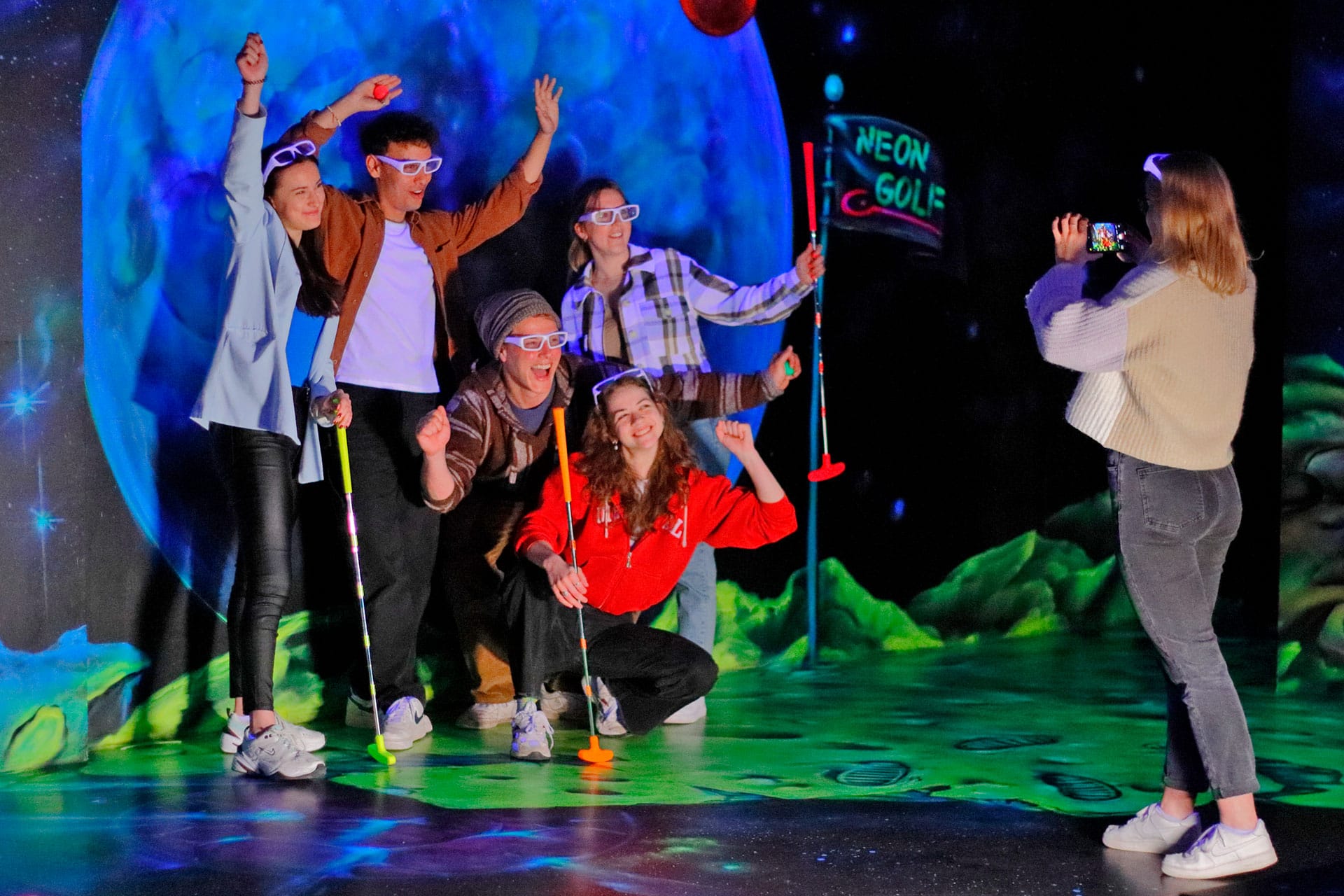 funXperience-Hannover_NeonGolf_Weltall_VH
