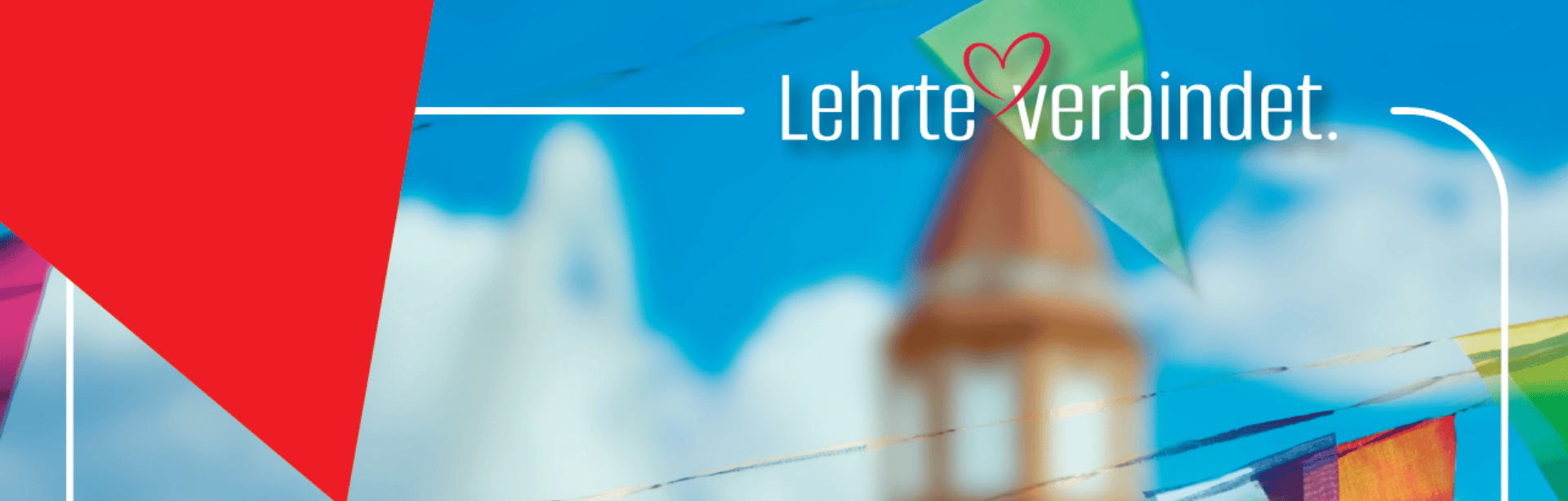 Bunte Wimpelketten vor blauem Himmel, im Hintergrund unscharf ein Turm; Text: „Lehrte verbindet.“