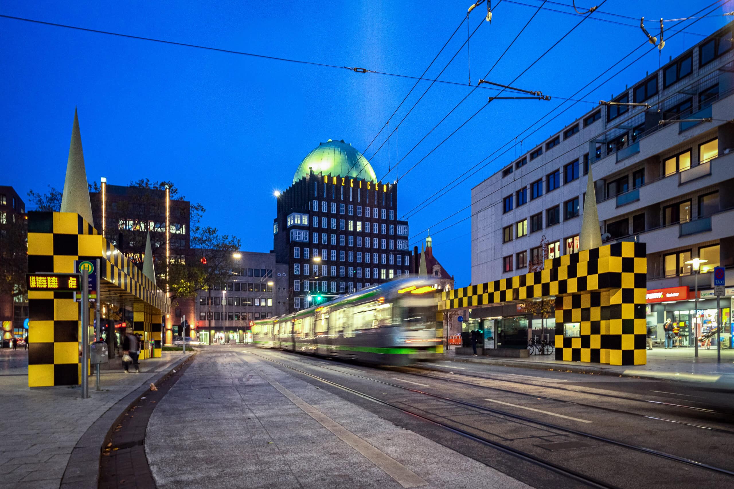 Hannover-Bilder_Foto_Axel_Heise-Busstop-Steintor-scaled-1